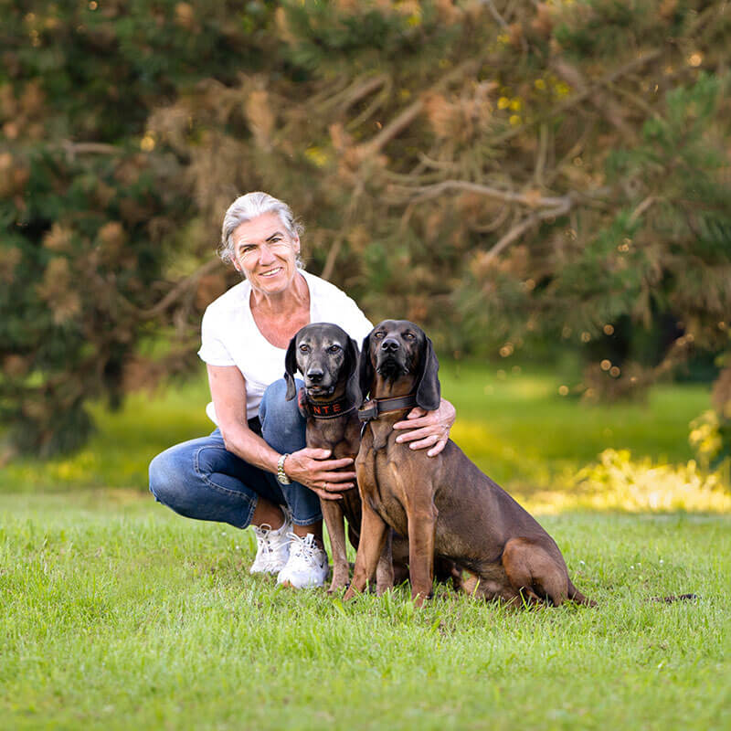 Linda Spahlinger Hundetrainerin Mantrailing mit ihren beiden Hunden